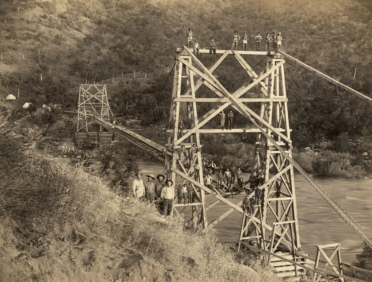 Fresno, Califórnia: 1890 Esta fotografia de C.C. Curtis mostra a ponte Smith e Moore sobre o rio Kings, que faz parte da calha construída por Hiram T. Smith e Austin D.Moore, para transportar madeira para o fundo das Serras para a sua empresa, a Kings Rive de Unbekannt
