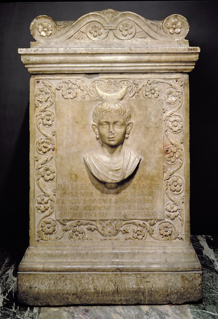 Estela funerária de uma menina de dez anos chamada Julia Victorina, romana (mármore) de Unbekannt