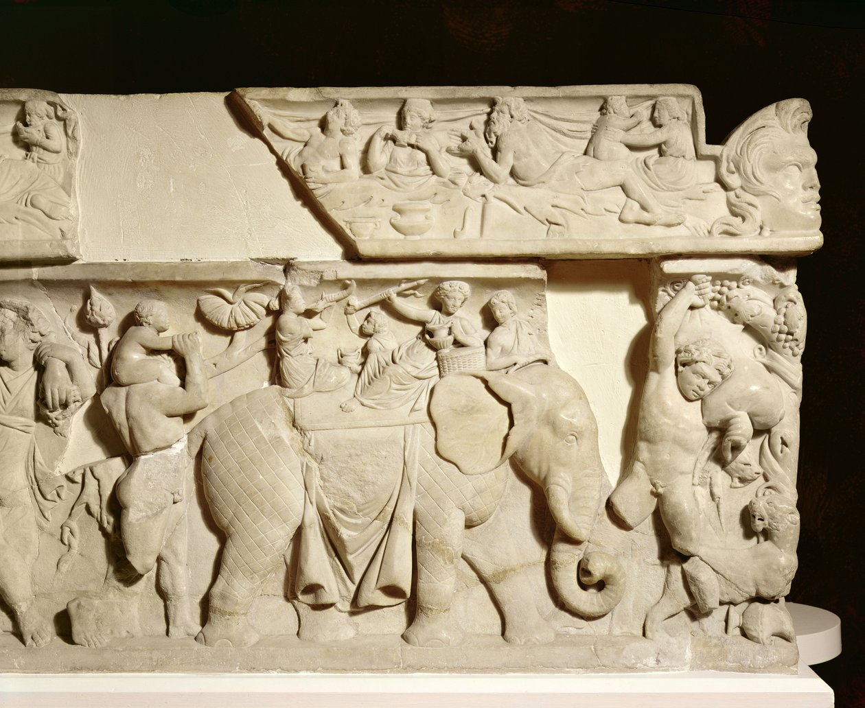 GR.1-1835 Retorno Triunfal de Dionysos, detalhe mostrando um elefante, relevo de sarcófago, grego, século II (mármore) de Unbekannt