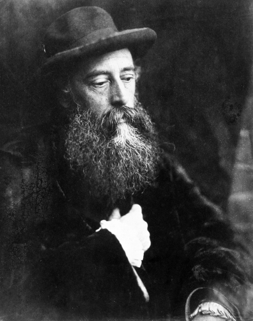 G F Watts com chapéu