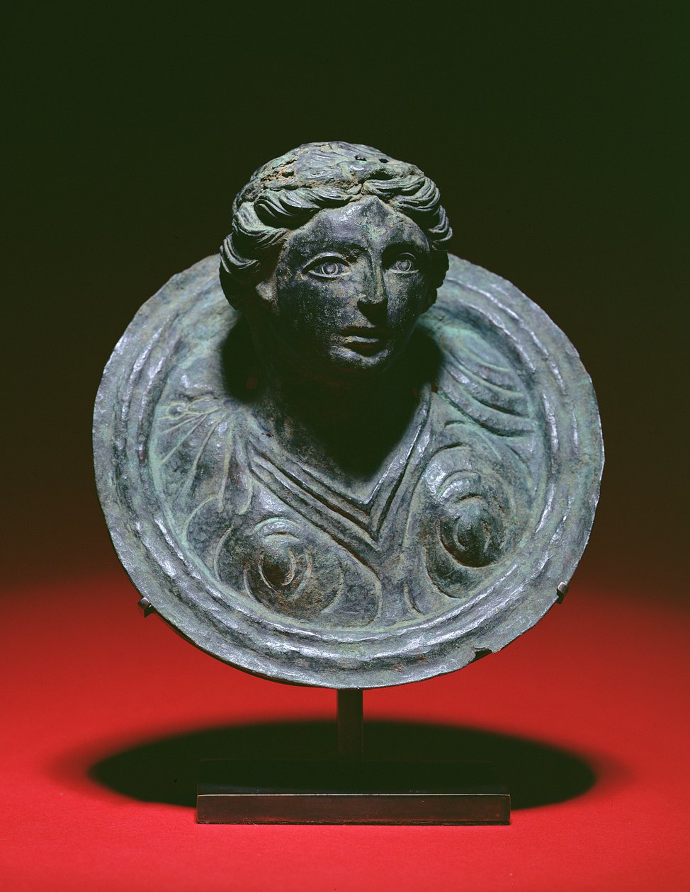 Gallo-Roman repousse applique roundel com o busto de uma fêmea, século II - III d.C. (bronze) de Unbekannt