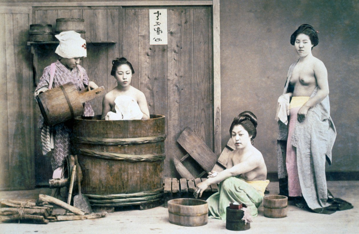 Geishas tomando banho, c.1880 (foto colorida à mão) de Unbekannter Künstler
