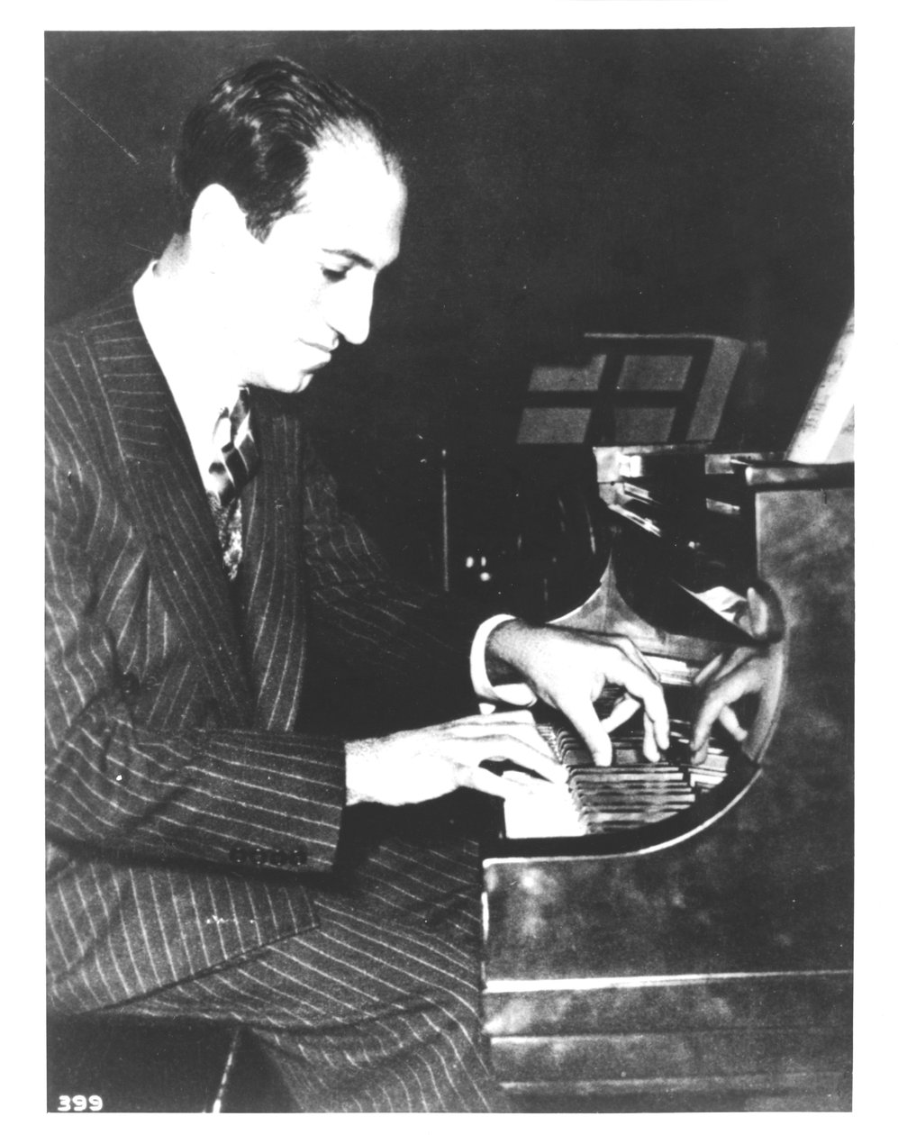 George Gershwin (1898-1937) Compositor americano, ao piano, c.1935 (foto a p/b) de Unbekannt