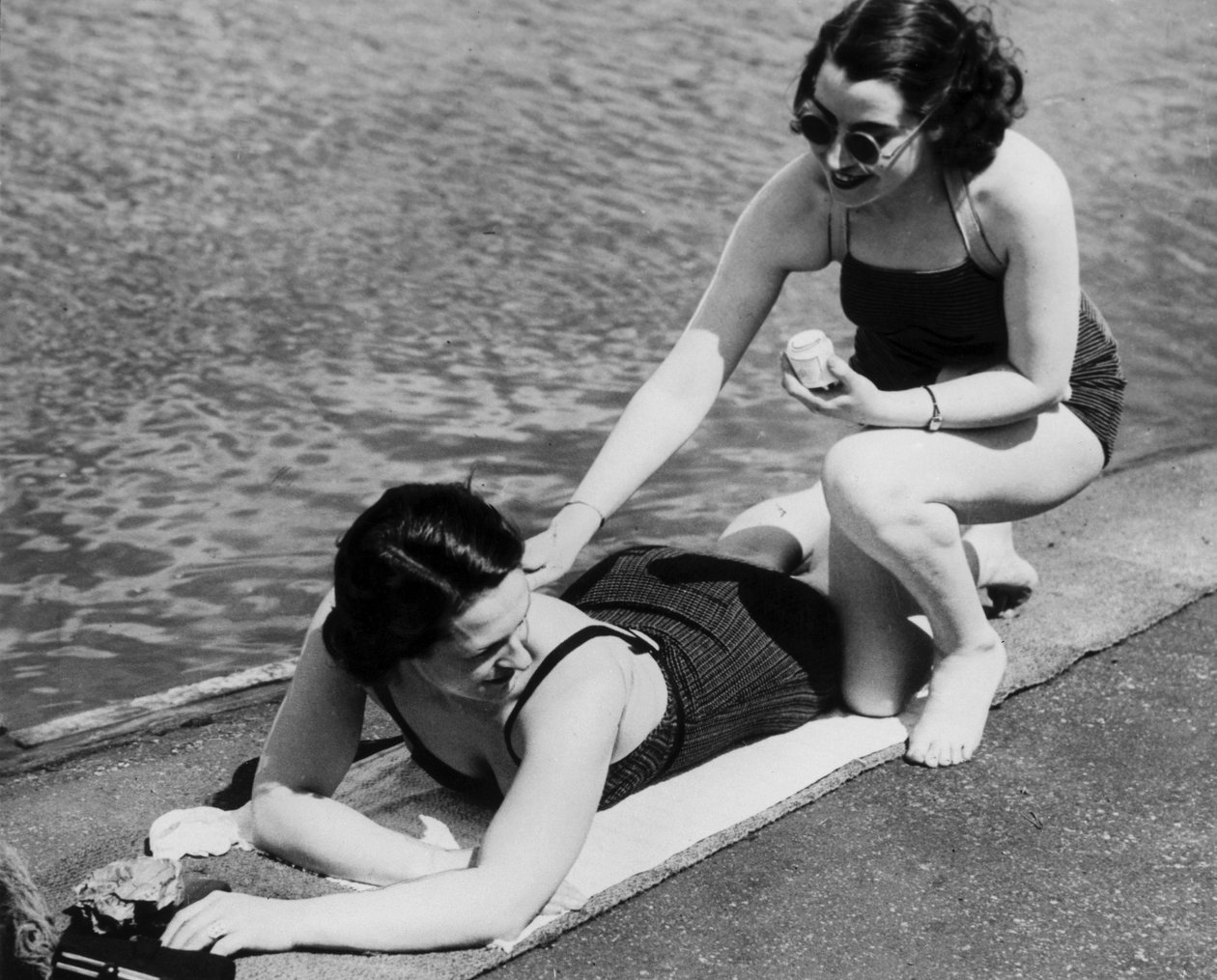 "Raparigas no Serpentine Lido de Unbekannt