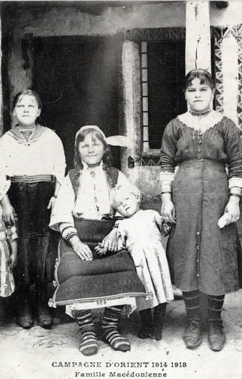 Grécia, Macedoine: retrato de uma família macedónia - Postcard 1914-1918 de William M. Timlin