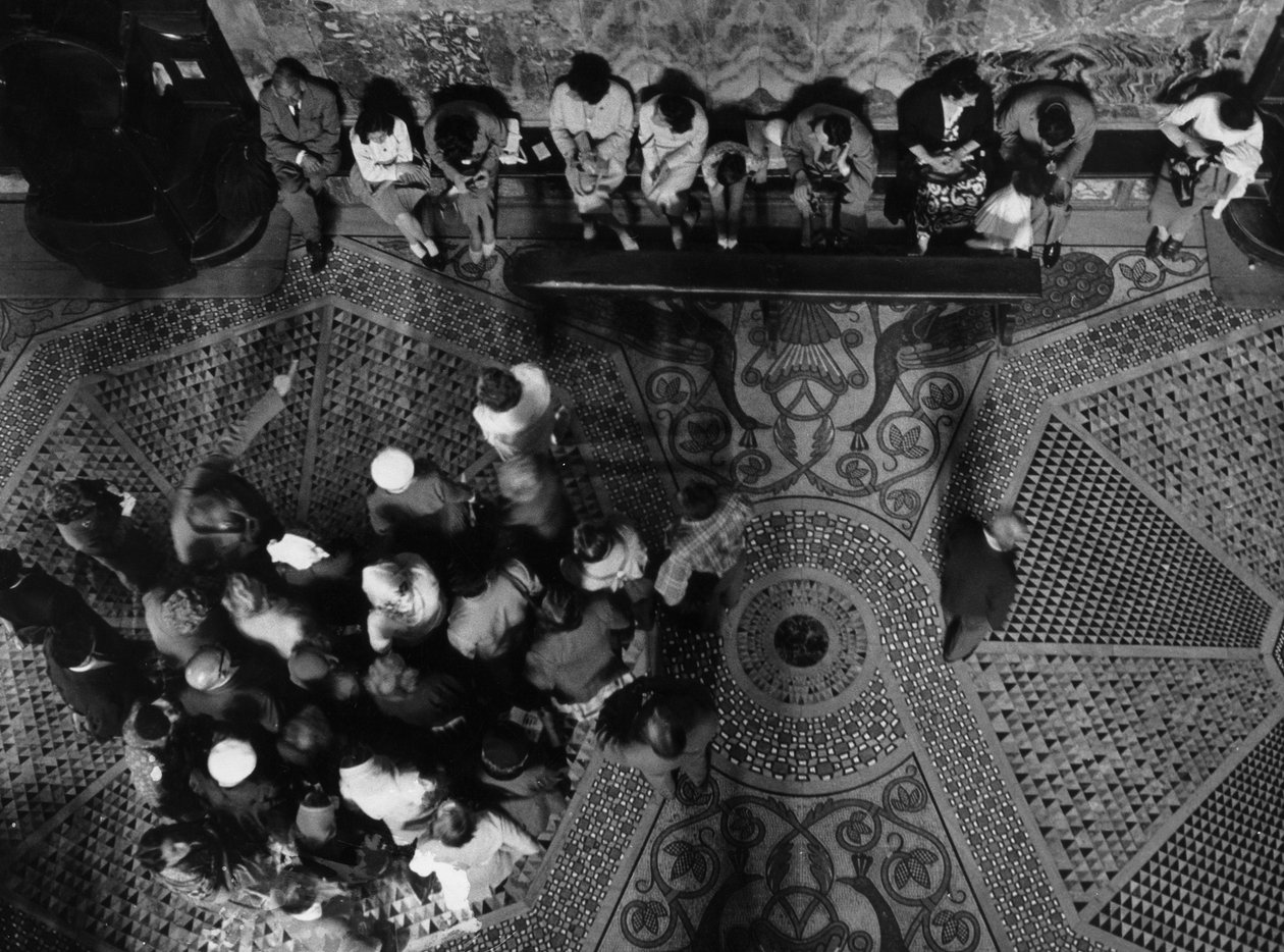 Grupo de seguidores em uma igreja de Unbekannt