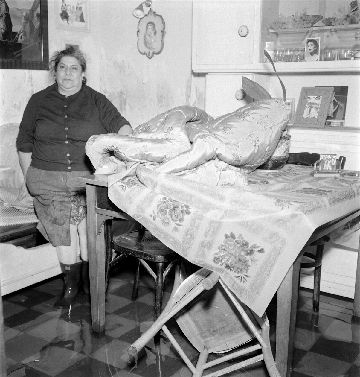 ALTA DURAÇÃO EM VENEZ (acqua alta ou inundações): uma residente em sua casa. 1962 Veneza de Unbekannt