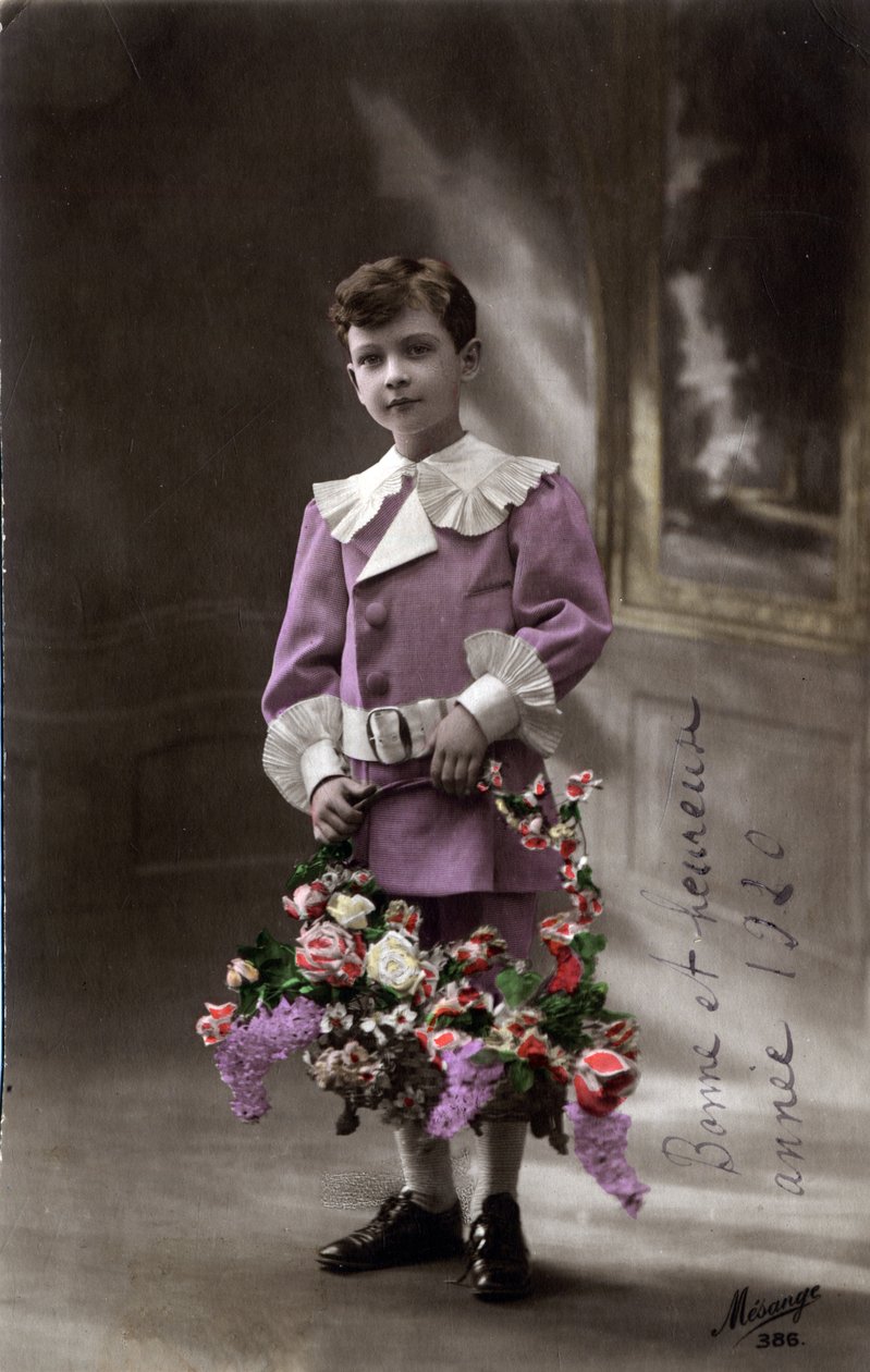 Feliz Cartão de Boas Festas de Ano Novo: Uma criança com um cesto de flores - Cartão Postal datado de 1920 de Unbekannt