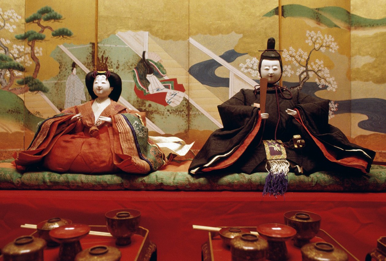 Bonecas Hina, feitas em washi, papel tradicional japonês, usando roupas refinadas e elegantes, família nobre ou real do período Heian, Kurashiki, civilização japonesa de Benjamin Baud