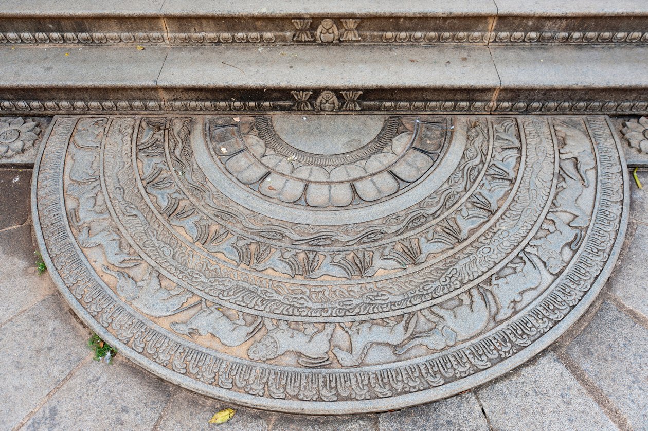 Pedra-relevo histórica; pedra ornamental decorada com animais na base de um lance de escadas; pedra da lua em Jaya Sri Maha Bodhi; Anuradhapura; Sri Lanka; Ásia de Unbekannt
