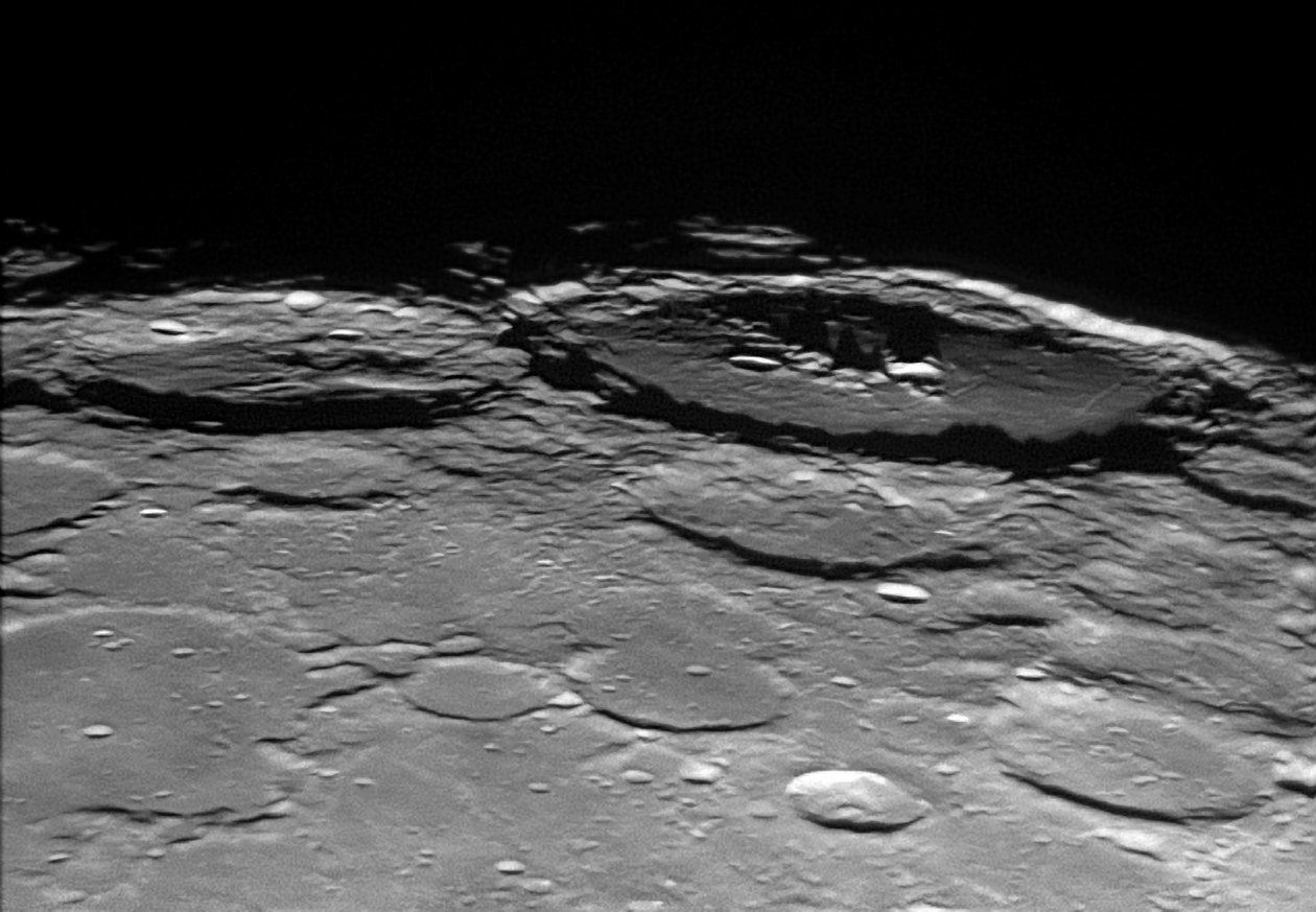 Crateras de Humboldt e Hecataeus de Unbekannt