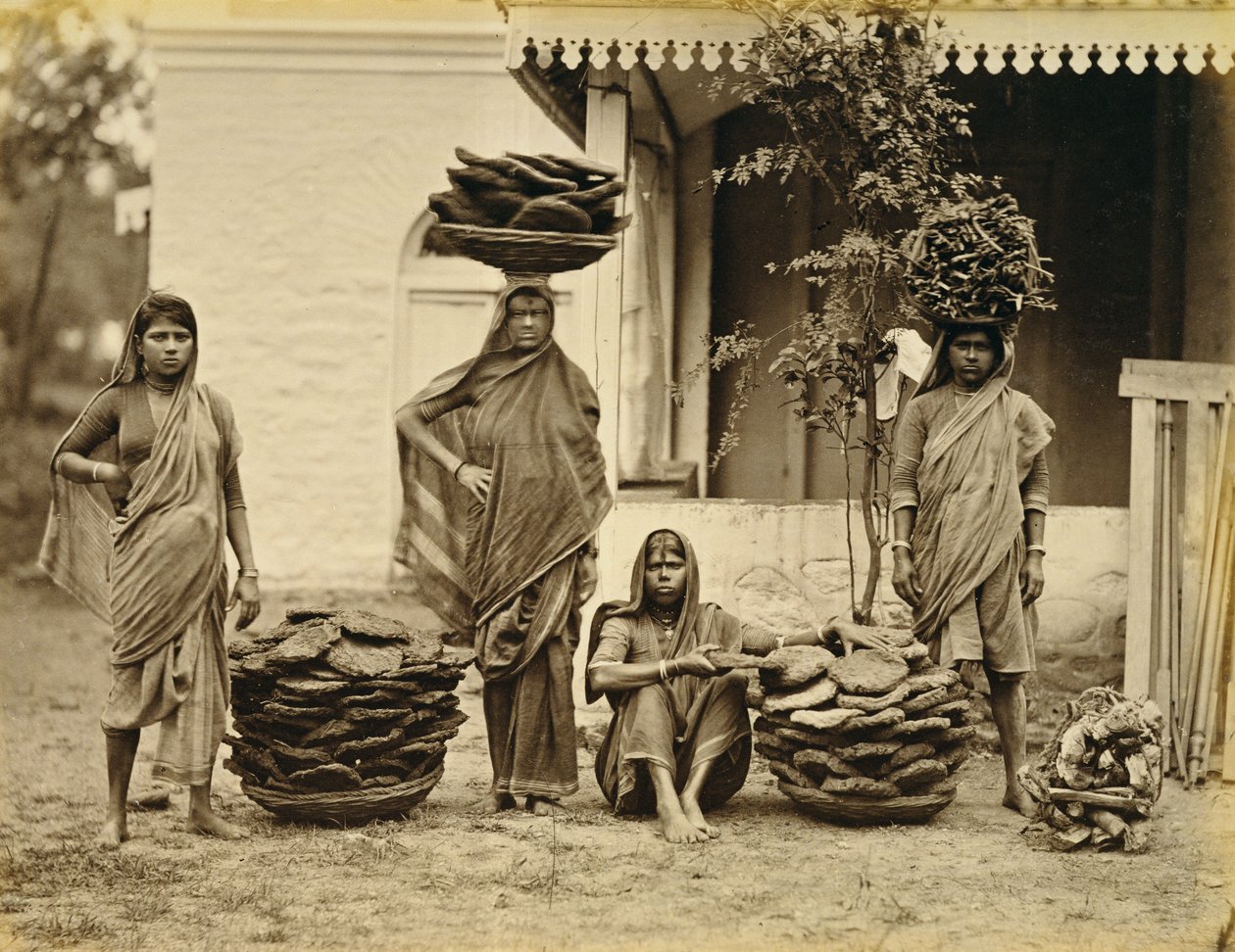 Indiana Camponesa com Cestas de Bolo de Estrume (usado para combustível) e Madeira para Cozinhar (foto sépia) de Unbekannt