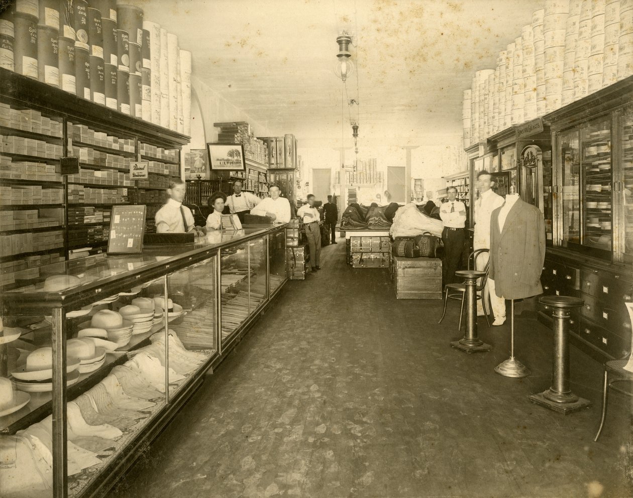 Interior da John Sewell & Co. Shoe Store at 304-6 12th Avenue (Flagler Street), c.1910 (foto a p/b) de Unbekannt