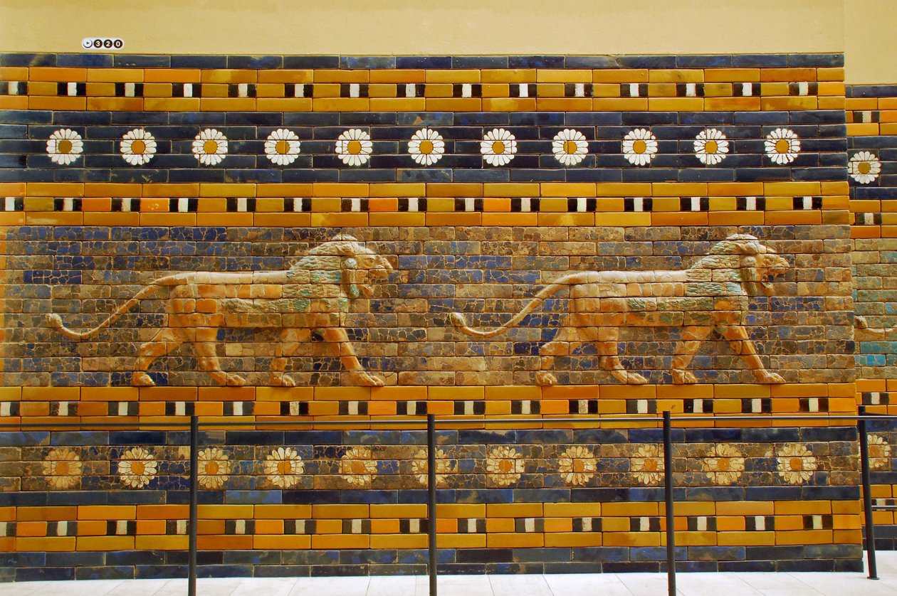 Porta Ishtar originalmente pertencente ao Templo de Bel, construído na Babilónia (Iraque) pelo Rei Nabucodonosor II - Ishtar Gate Processional Way Pergamon museu, ilha Museu, Berlim Alemanha de Unbekannter Künstler