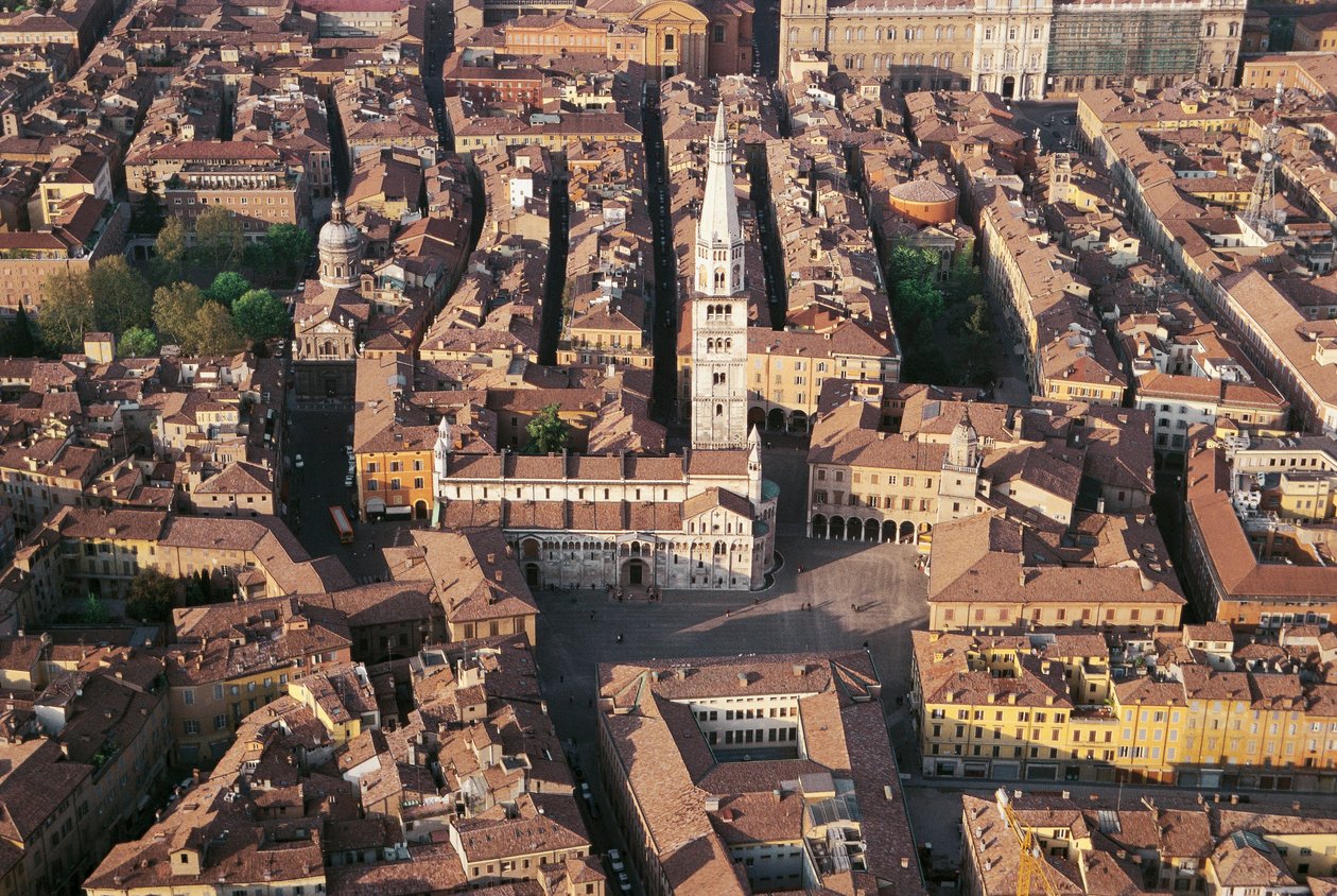 Itália, Emilia Romagna, Modena, vista aérea da cidade com catedral de Benjamin Baud