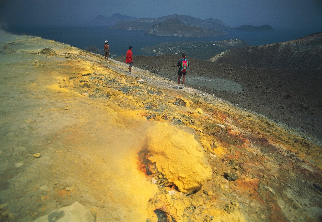 Itália, Sicília, Ilhas Eolianas, Messina, Ilha Vulcano, Fumarolas Sulfurosas e Ilha Lipari em segundo plano de Benjamin Baud
