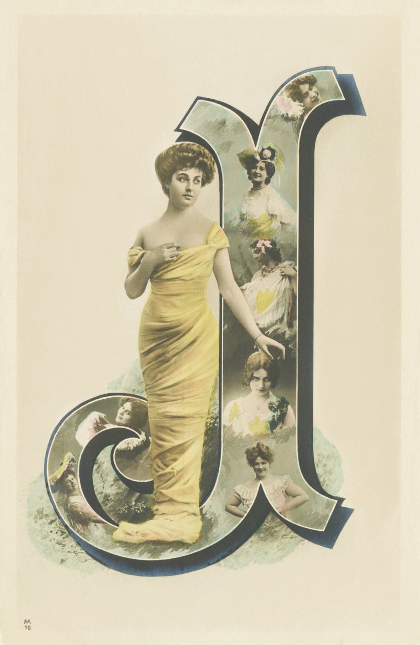J : foto-retrato de uma mulher de pé com um drapeado amarelo de Unbekannt