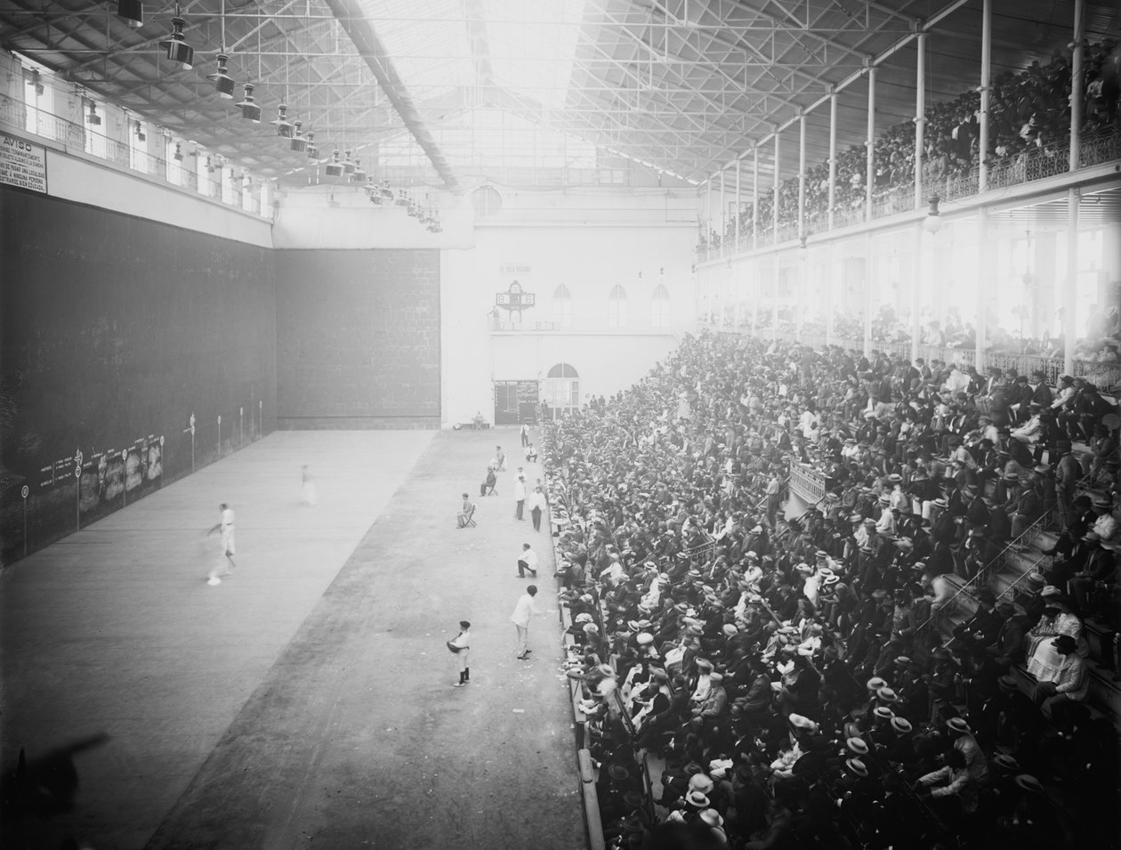 Jai alai é - esporte envolvendo - bola saltou fora - espaço murado acelerando-o para altas velocidades com - dispositivo portátil (cesta) (foto a p/b) de Unbekannt