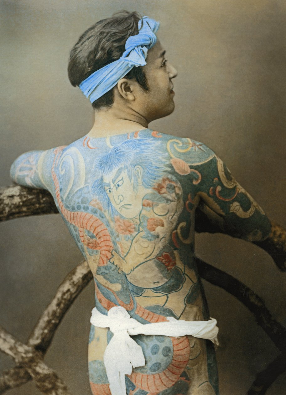Homem japonês com tatuagens, c. 1910 (fotografia) (ver também 398199) de Unbekannter Künstler