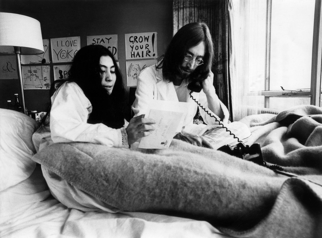 John Lennon e Yoko Ono no Hotel Hilton em Amsterdã, 25 de março de 1969 (foto a p/b) de Unbekannt