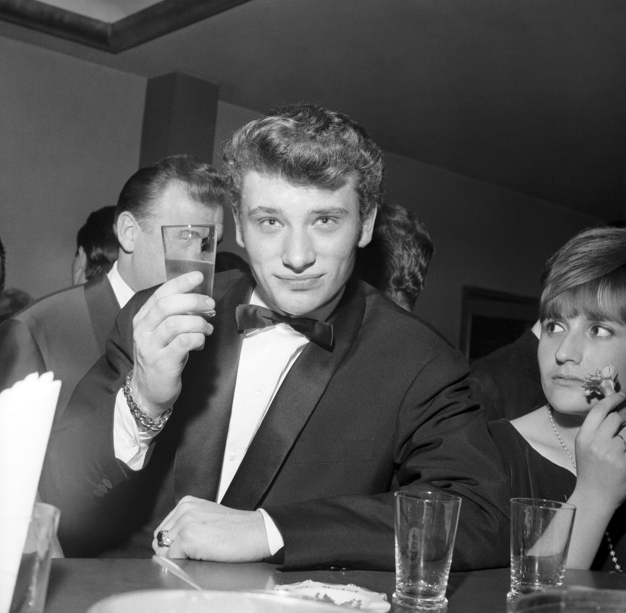 Johnny Hallyday a tomar um cocktail no bar, Cortina d