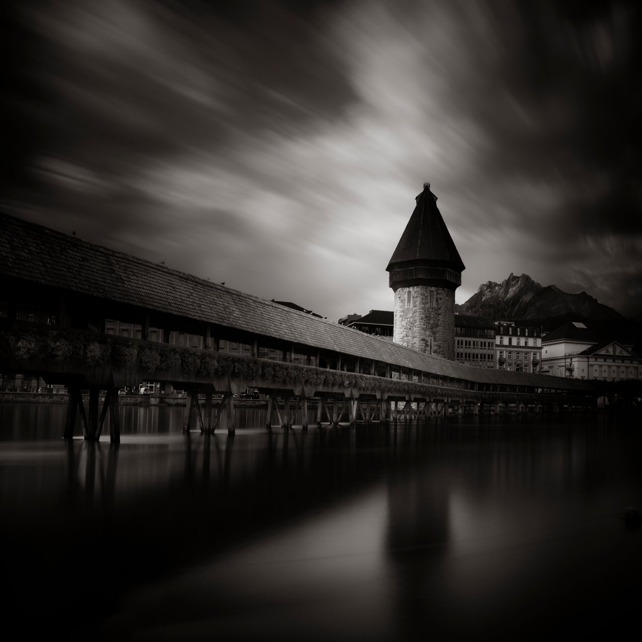 Ponte da Capela, Lucerna, Suíça, 2013 (foto a p/b) de Leopold Blonder