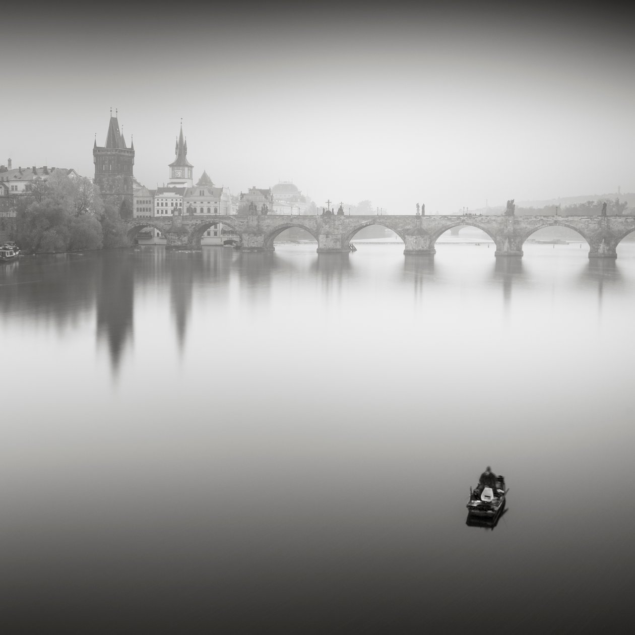 Ponte Carlos, Estudo 2, Praga, República Tcheca, 2015 (foto p/b) de Leopold Blonder