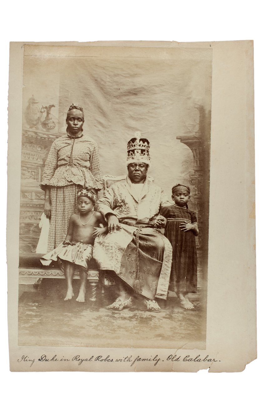 King Duke in Royal Robes with family, Old Calabar, Nigeria, c.1890 (estampa do álbum) de Unbekannt