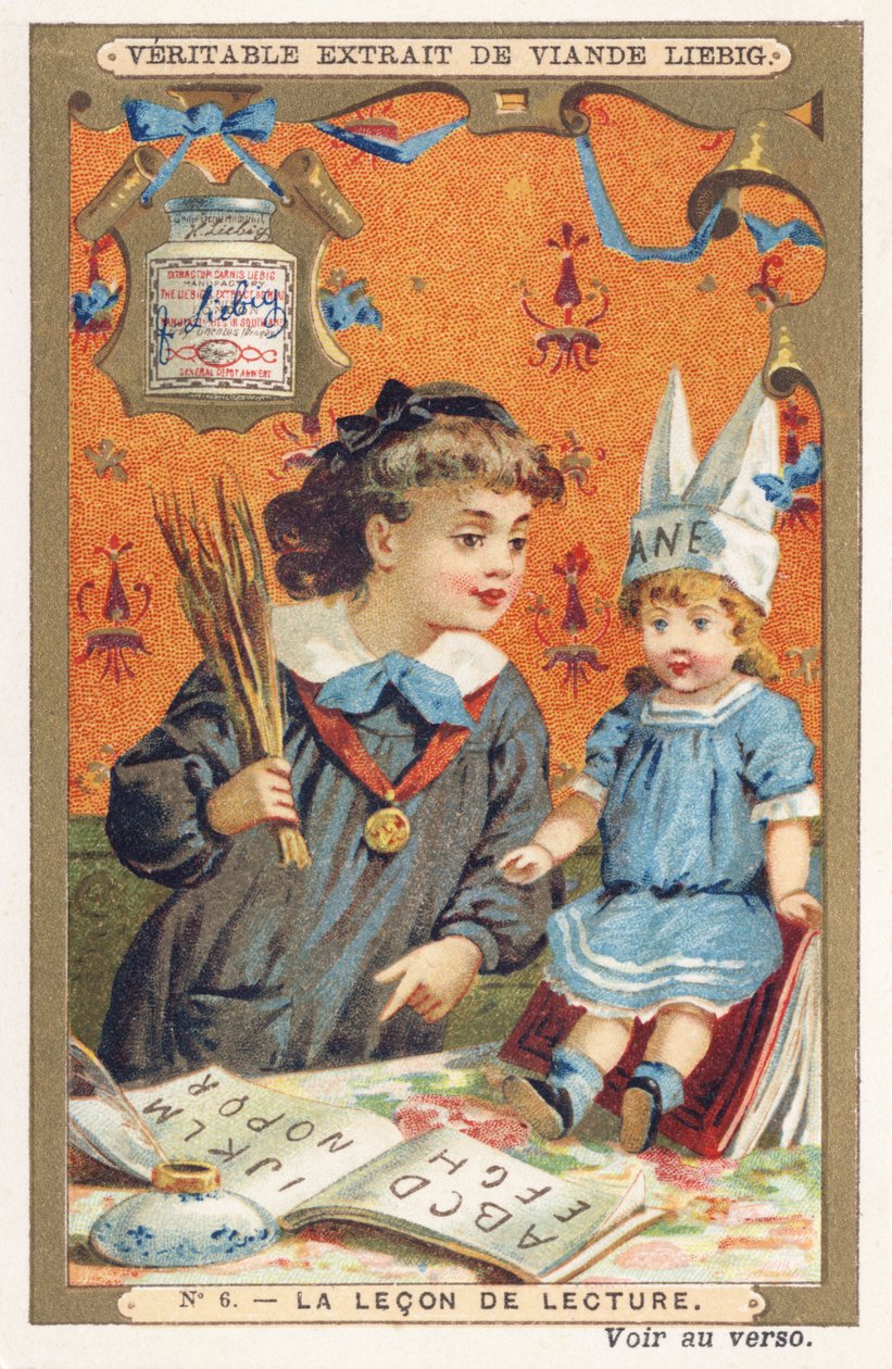 A aula de leitura. Uma menina está lendo o alfabeto para sua boneca usando um boné de mascote enquanto a ameaça com uma vara. Cromolitografia publicitária, Liebig