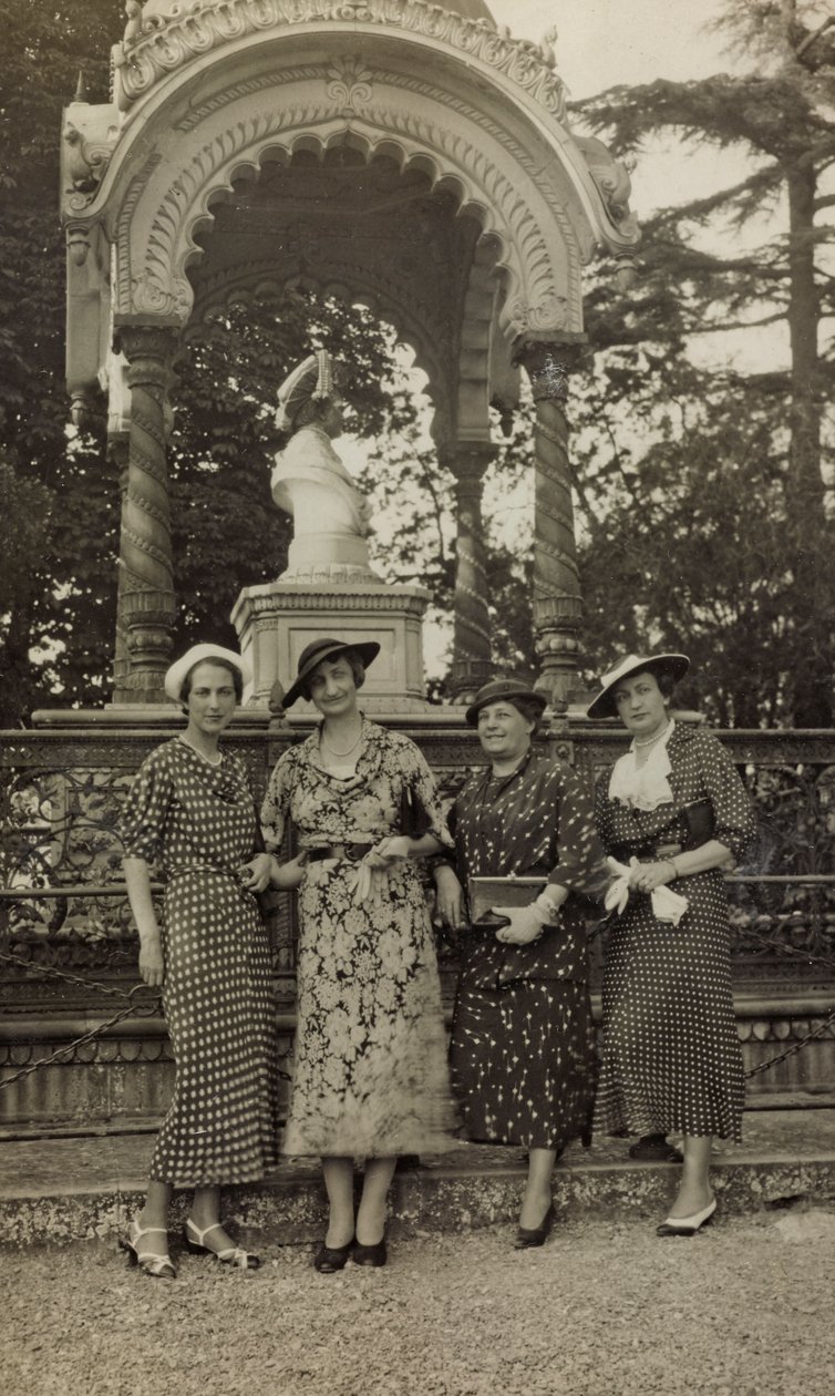 Senhoras posando sob o monumento ao índio no Parco delle Cascine de Florença de Unbekannter Künstler