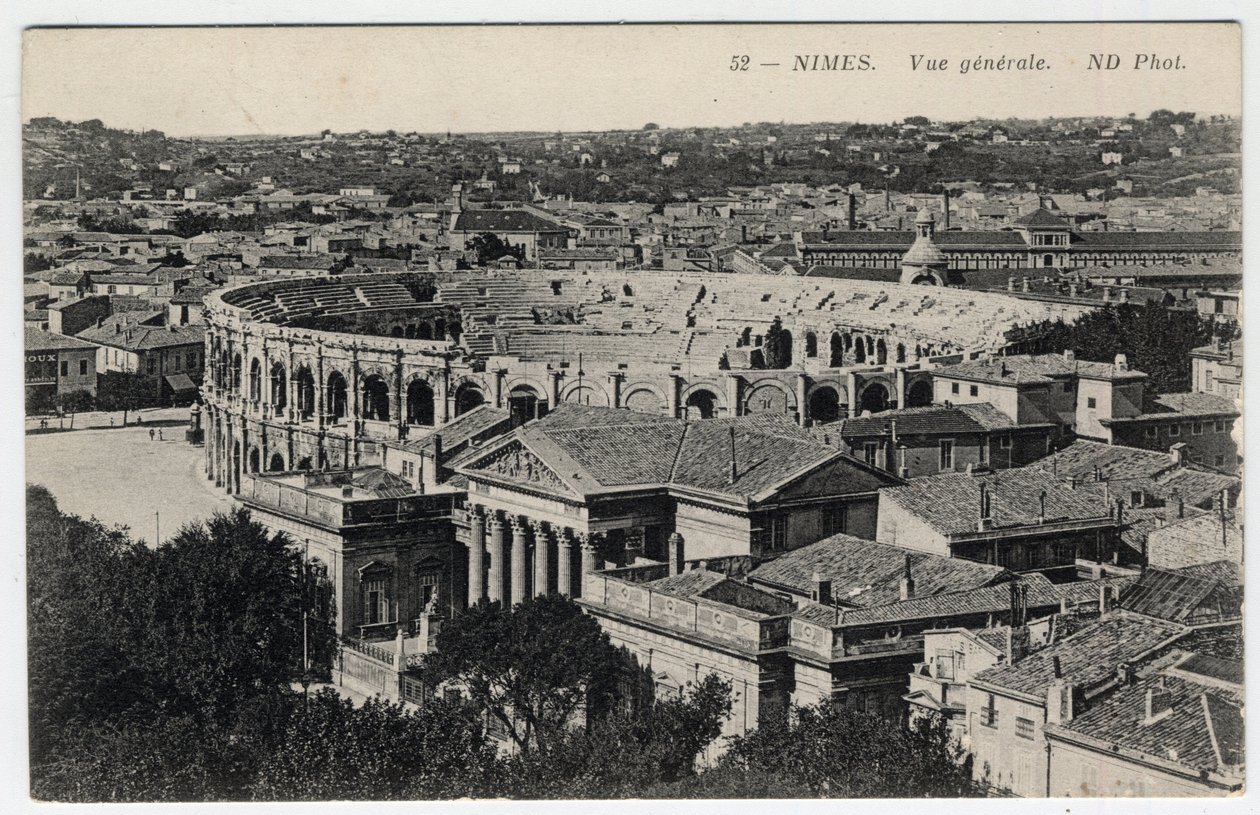Languedoc Roussillon, Gard (30), Nimes: vista geral da cidade com os arenos e a Maison Carree - Cartão postal do final do século XIX ao XX de William M. Timlin