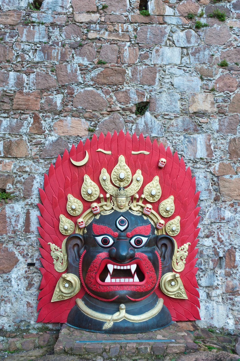 Grande máscara tibetana de bronze brilhantemente pintada; Demónio; Messner Mountain Museum Firmian de Reinhold Messner; Castelo Schloss Sigmundskron; perto de Bolzano; Alto Adige; Trentino-Alto Adige; Itália; Europa de Unbekannt
