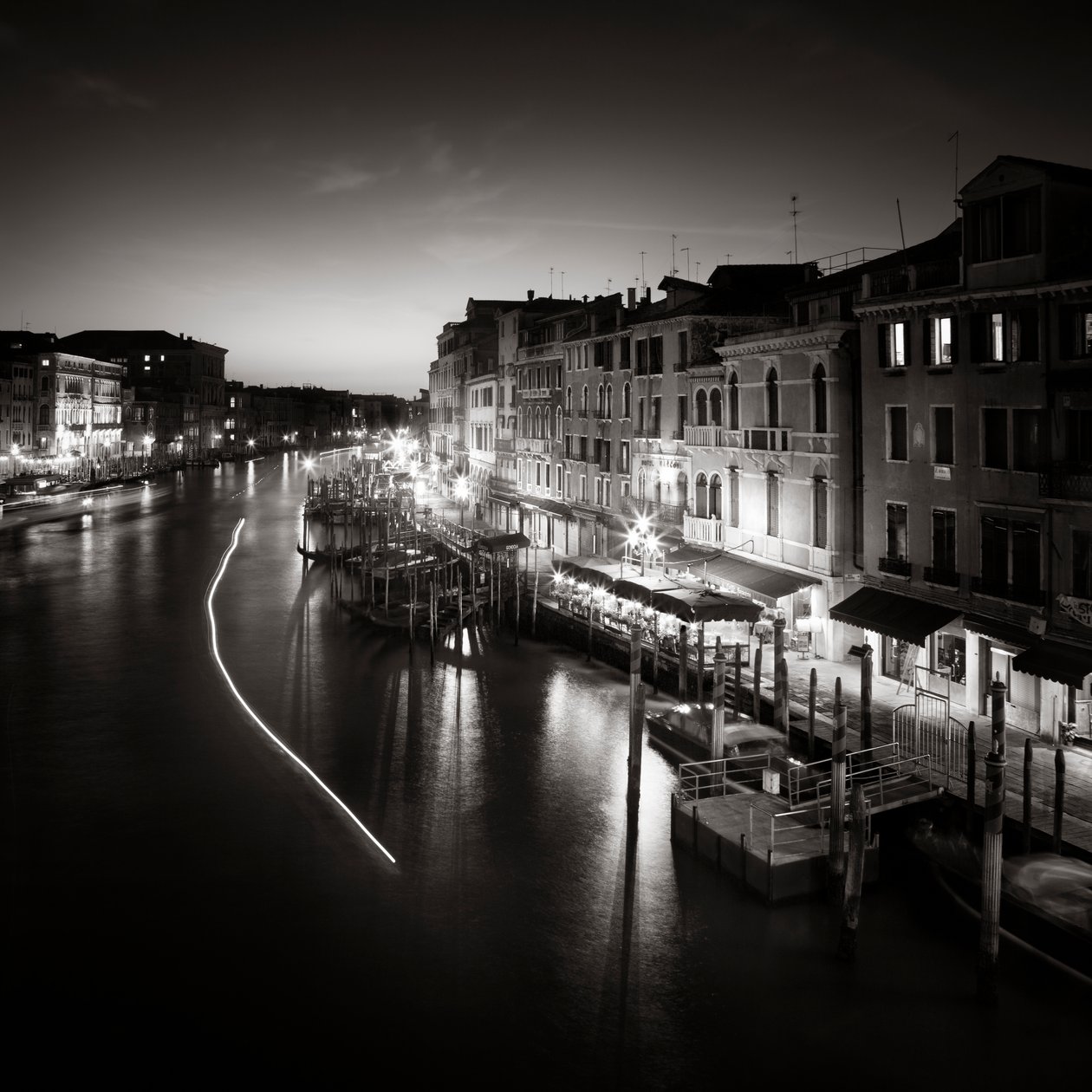 Trânsito leve, Veneza, Itália, 2013 (foto p/b) de Leopold Blonder