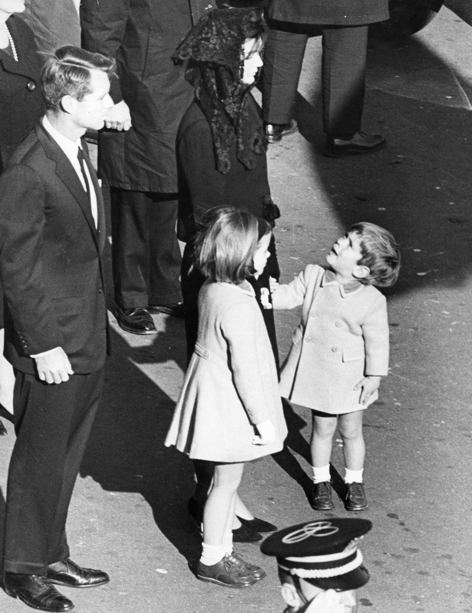 O pequeno John Kennedy olha para a mãe, como se dissesse: "Quanto tempo temos de esperar?". de Unbekannt