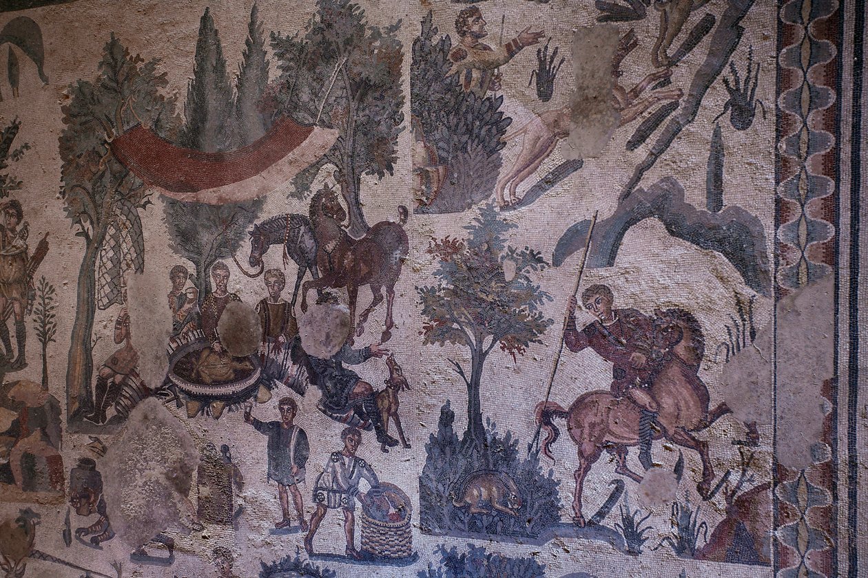 Um pequeno salão de caça. Vista geral do mosaico. Século III - IV. Vila Romana do Casale, Sicília. Site da UNESCO. de William M. Timlin