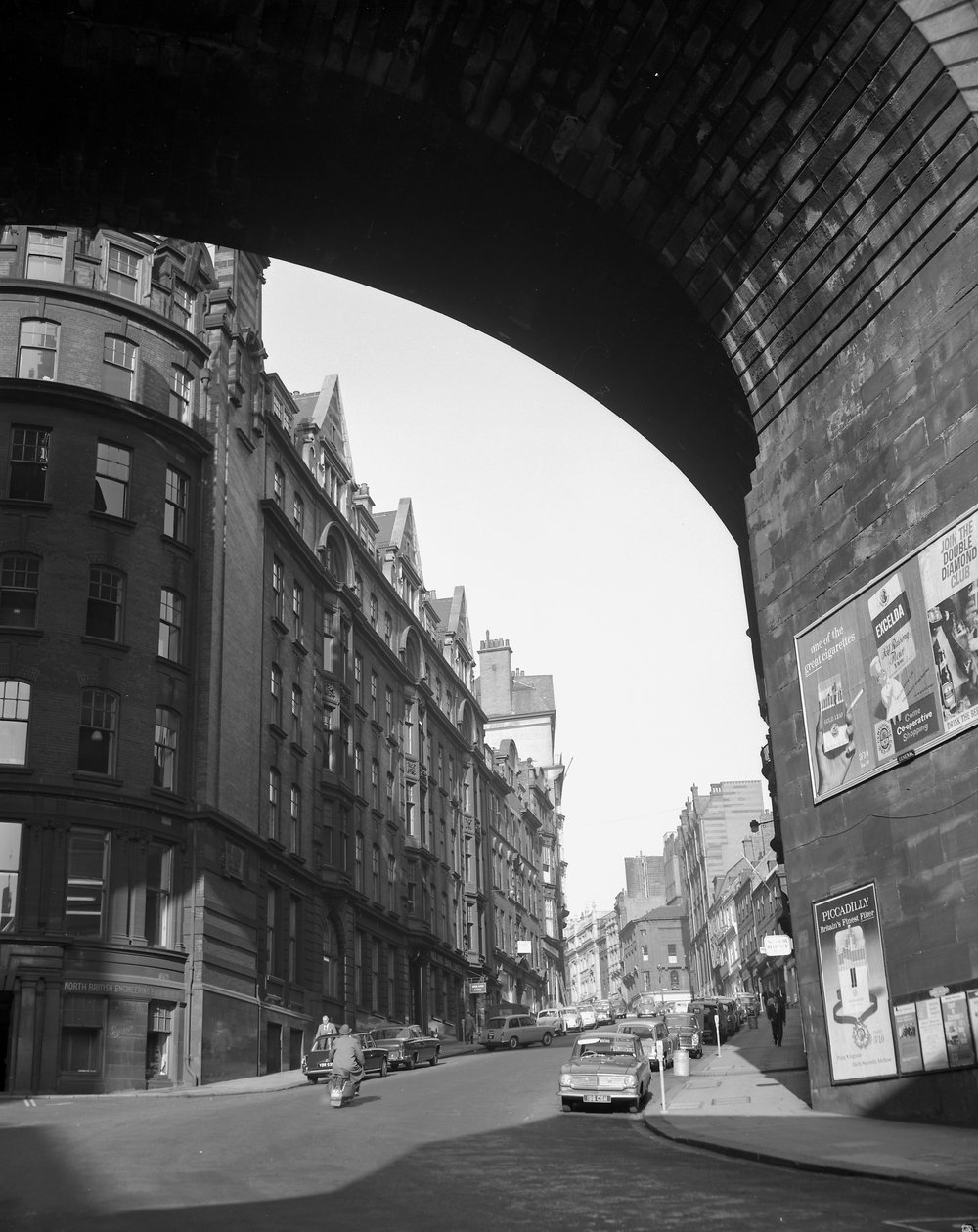 Olhando para cima Dean Street from The Side, Newcastle upon Tyne, Reino Unido, Novembro de 1963 (foto a p/b) de Unbekannt