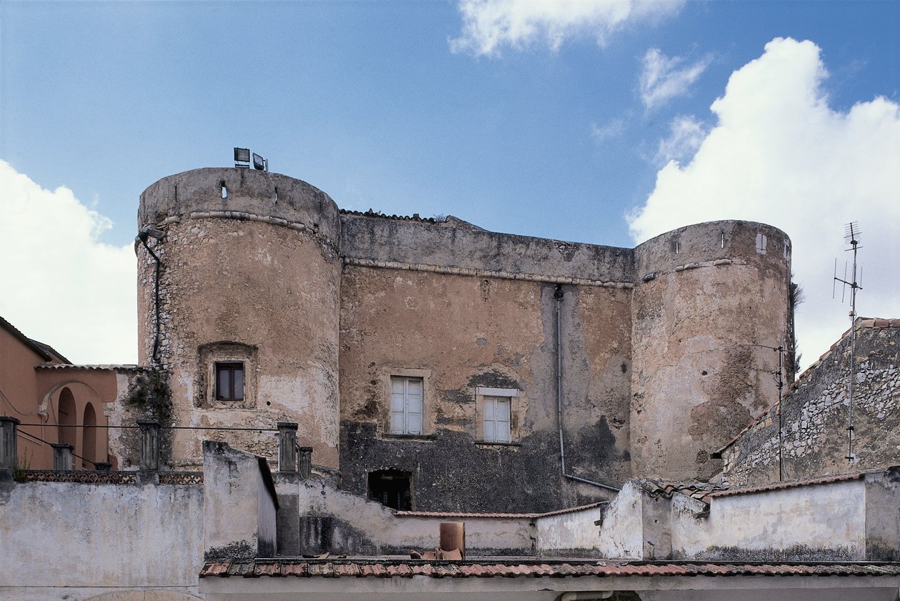 Vista em ângulo baixo de um castelo, San Nicandro Garganico, Parque Nacional Gargano, Puglia, Itália de Benjamin Baud