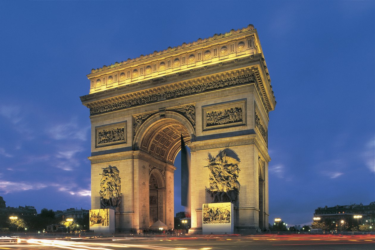 Vista de baixo ângulo de um arco, Arc De Triomphe, Paris, França de Benjamin Baud