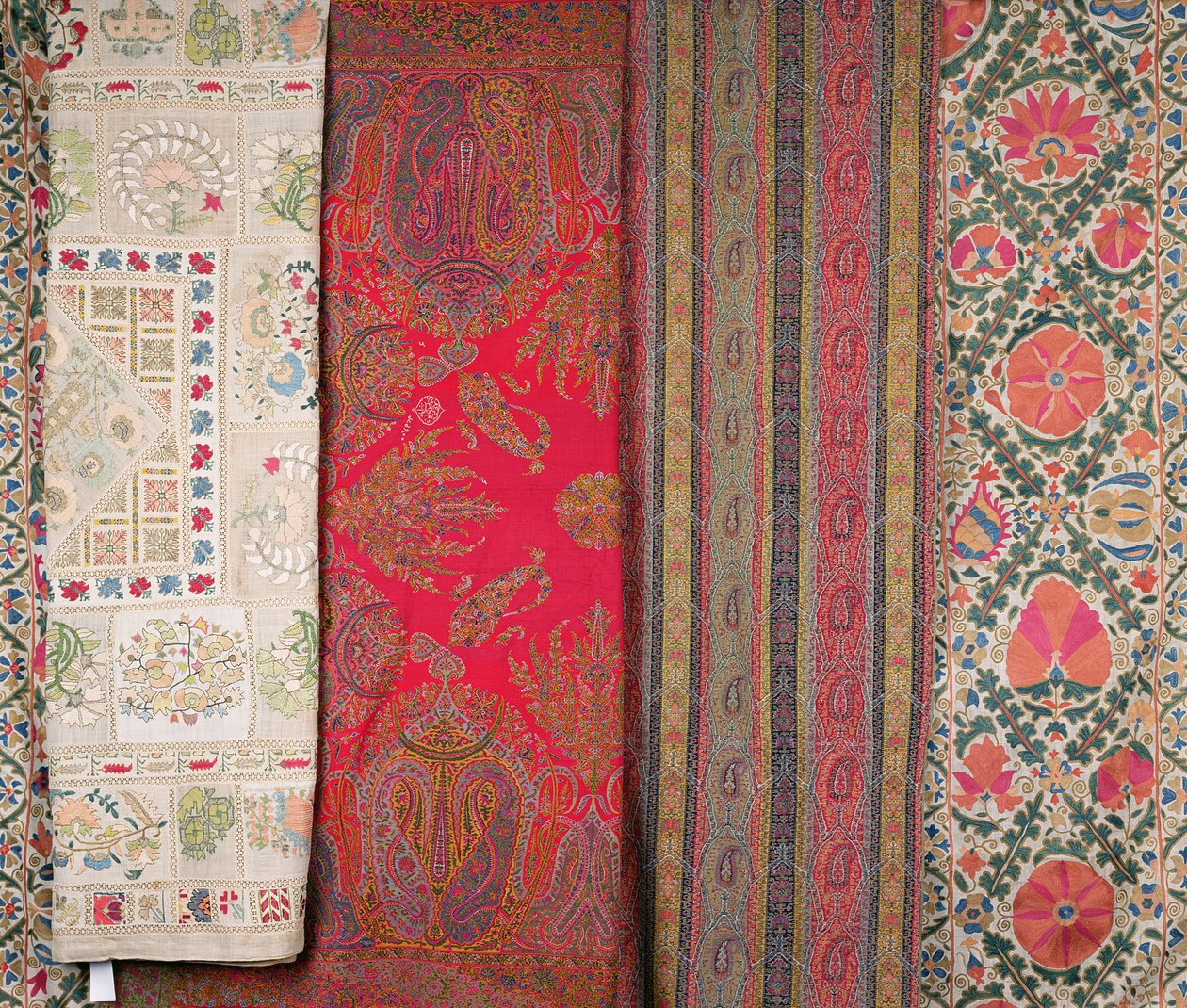 LtoR: Mihrab Susani, Uzbequistão, final do século XIX (seda); Shawl, Caxemira, feito por Momtaz de Unbekannt