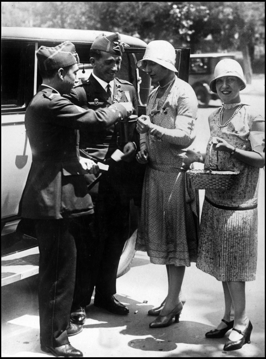 Madrid (Espanha) Junho de 1929: Os dois pilotos espanhóis Jiménez e Iglesias que regressam da sua viagem à América do Sul (atravessaram o Atlântico entre Sevilha e o Brasil no início de Abril) compram vinhetas de flores em benefício dos necessitados de Mad de Unbekannt