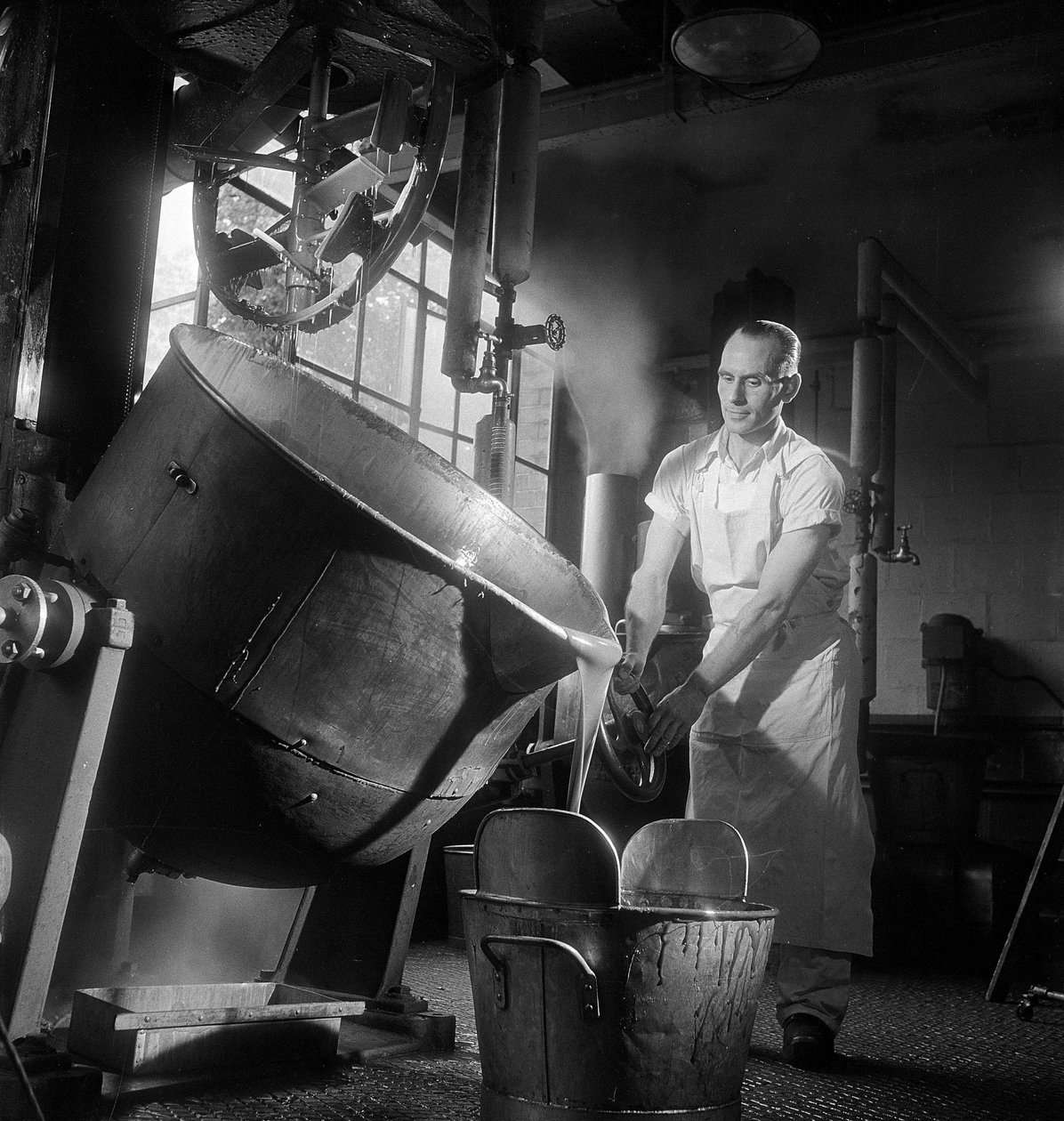 Homem a deitar uma grande cuba de caramelo a ferver, Caley