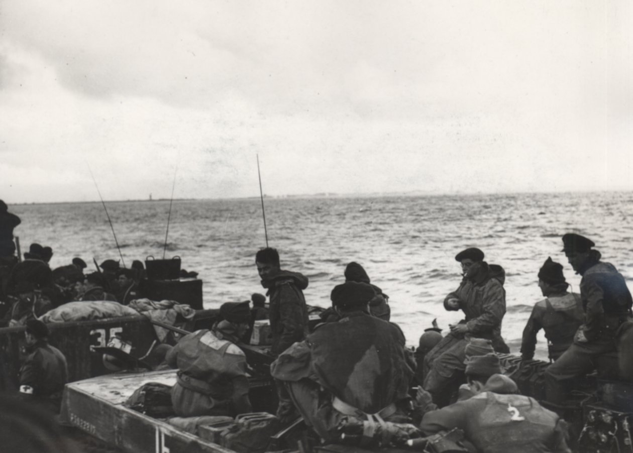 Marines of 41 (RM) Commando a bordo do LCT (Landing Craft Tank) 532, aproximando-se de Westkapelle durante os desembarques em Walcheren, Holanda de Unbekannt