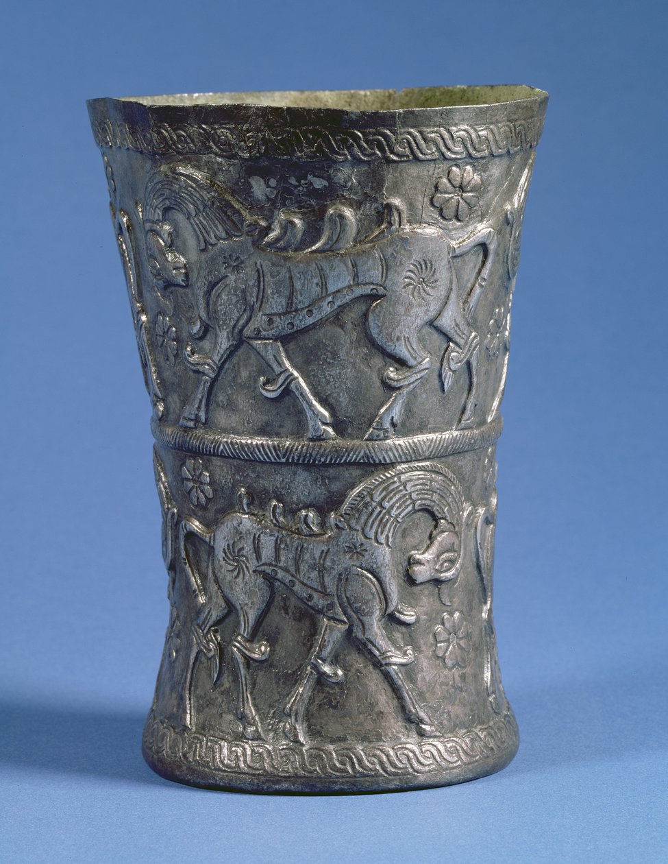 Copo Marlik de forma cilíndrica com duas faixas decorativas representando cavalos de cortejo, c.1100 a.C. (prata) de Unbekannt
