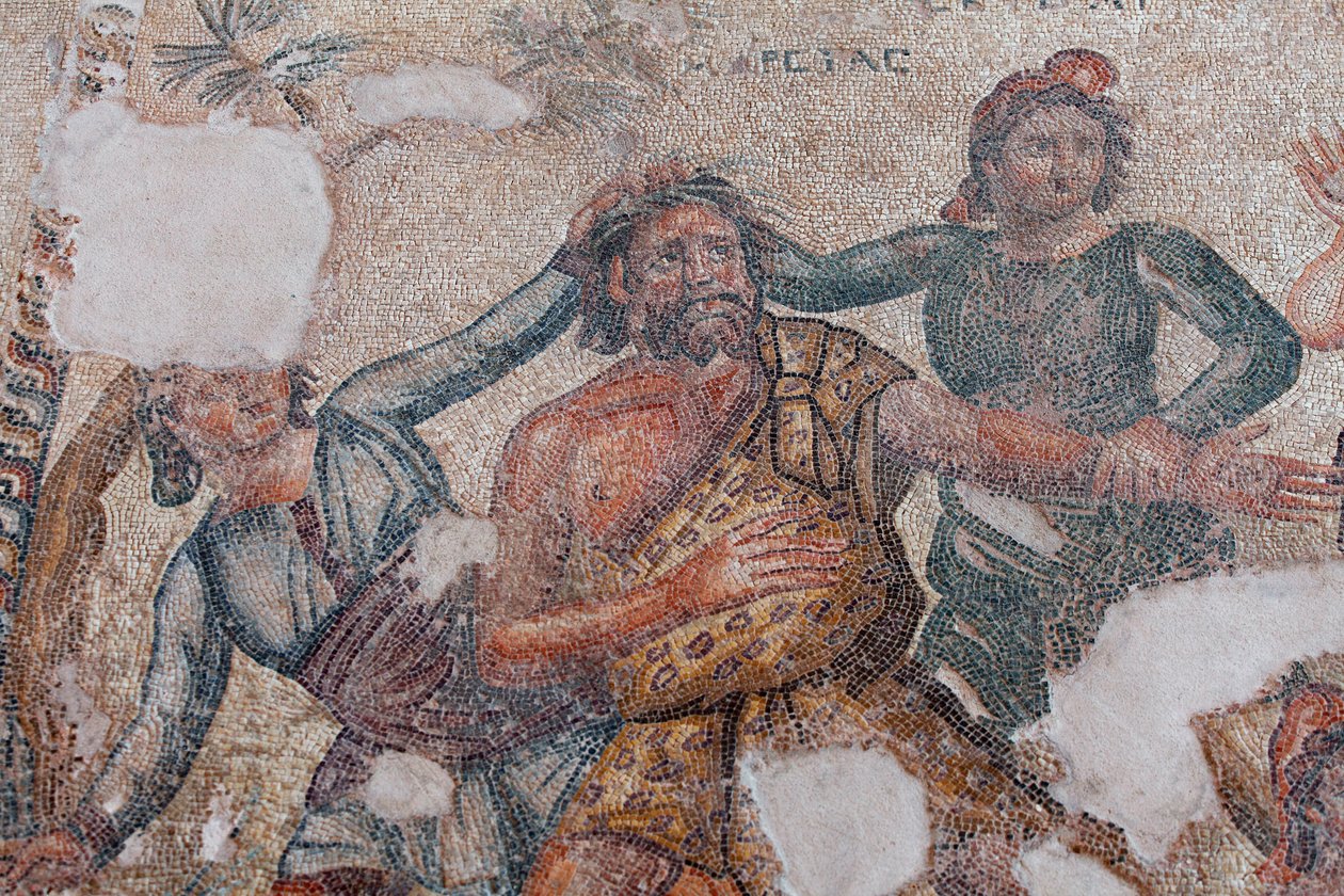 Marsyas e os dois Scythians executando o veredicto de Apolo e conduzindo-o para uma árvore onde será esfolado vivo - Detalhe do momento final do concurso musical entre Marsyas e Apolo, deus das artes - Mosaicos Paphos, Casa de Aion, 3º Centuri de Unbekannt