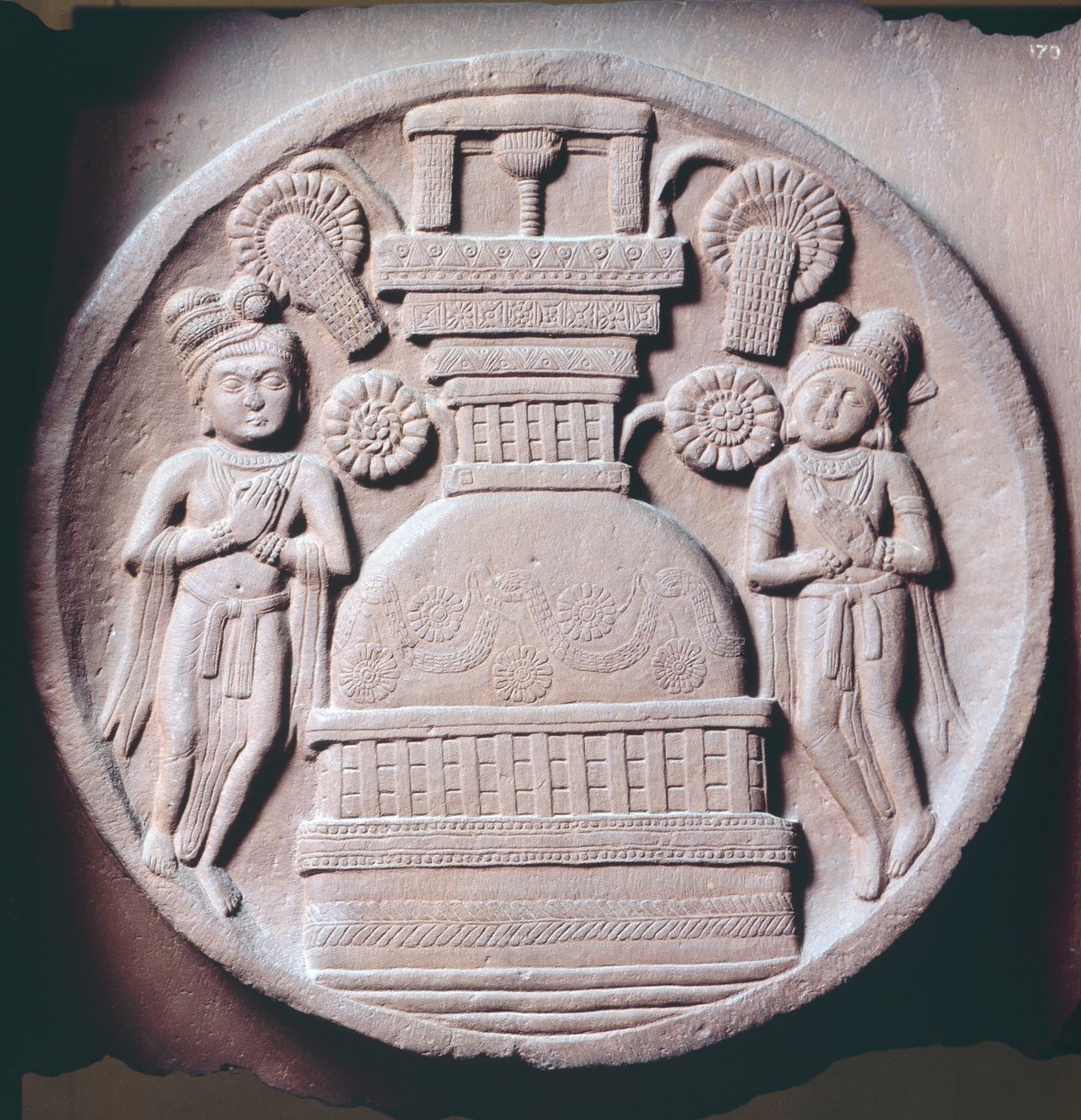 Medalhão com adoradores, alívio de Stupa de Bharhut, monumento budista, Madhya Pradesh, Índia, Civilização Indiana, século II a.C. de Nicolas d