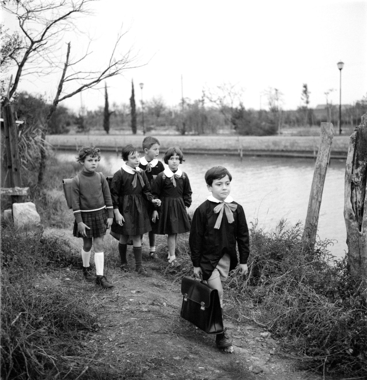 Escola mista em Veneza, os alunos usam uma blusa. A saída das aulas (busissonniere da escola). 1950s de Unbekannt
