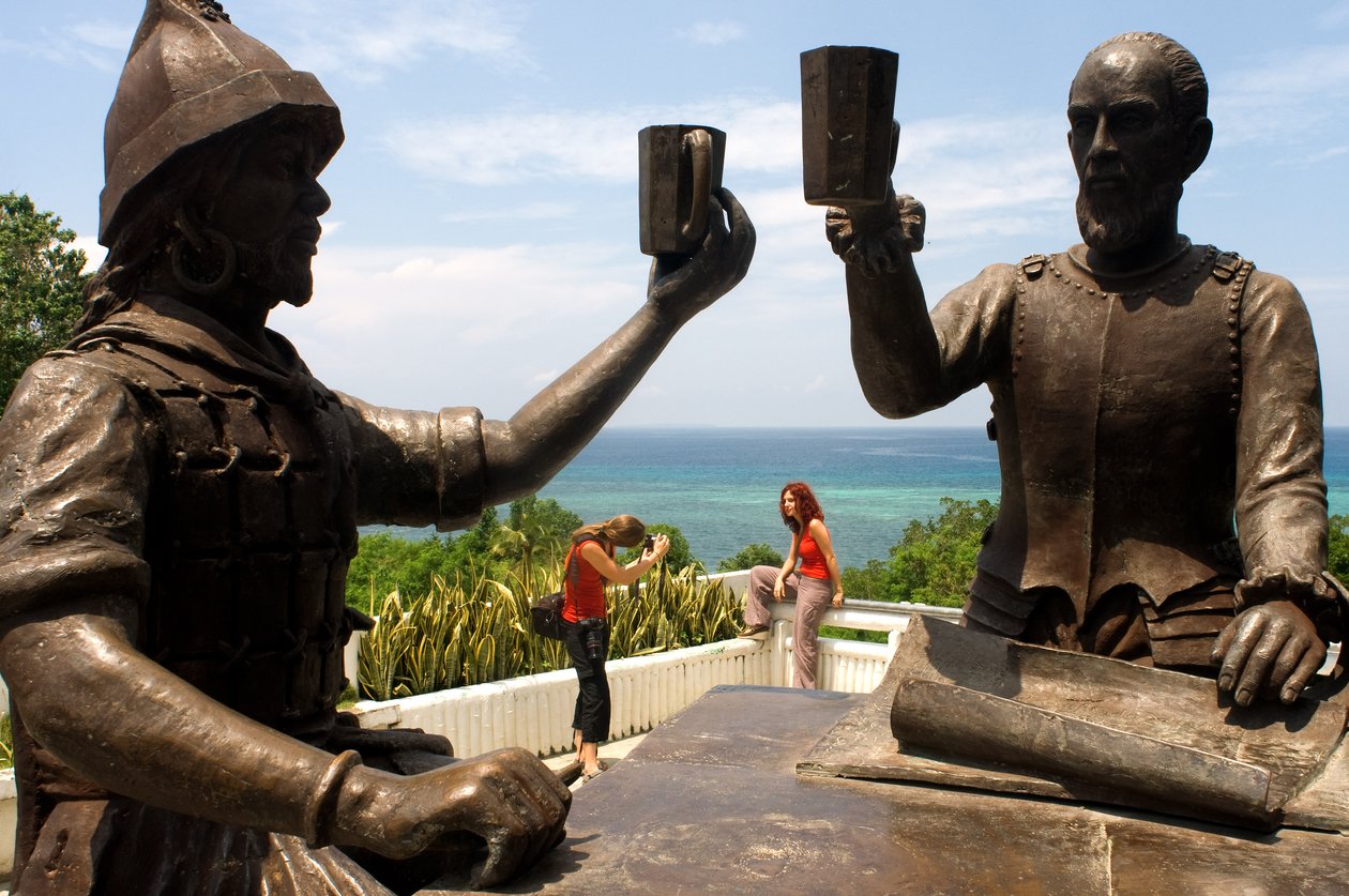 Monumento chamado Sanduguan ou ritual de sangue onde um brinde com sangue é encenado entre o conquistador espanhol Miguel LÃ pez de Legazpi e o Sikatuna filipino formalizando o primeiro acordo de paz. Bool, Bohol, 2019 (foto) de Unbekannt