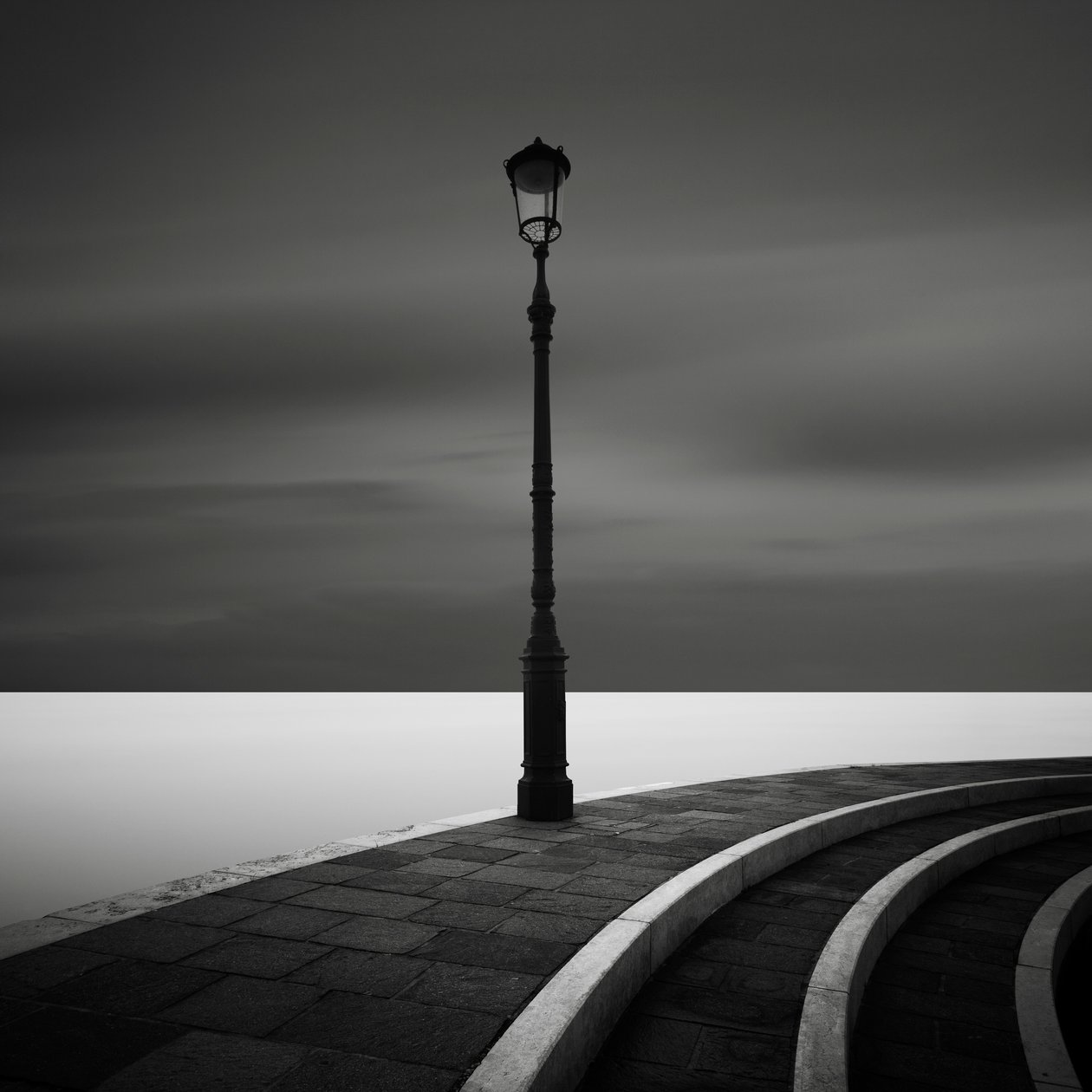 Moonlight, Burano, Itália, 2014 (foto p/b) de Leopold Blonder
