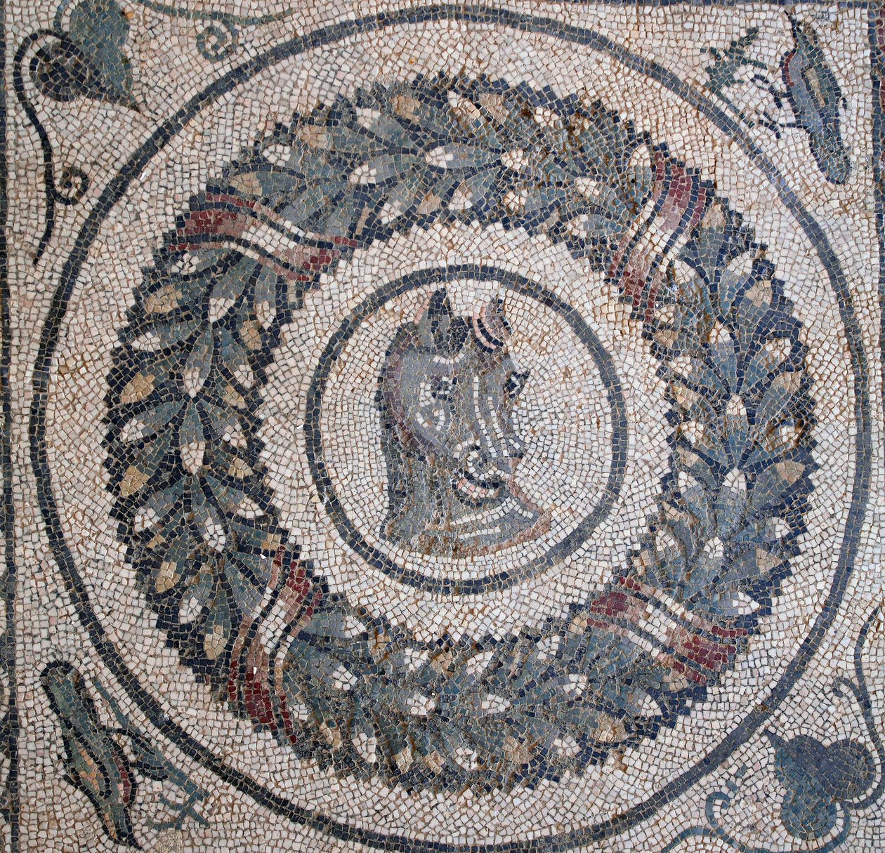 Mosaico do peristilo. Pormenor representando a cabeça de um cavalo. Século III - IV. Villa Romana do Casale, Sicília. Site da UNESCO. de William M. Timlin