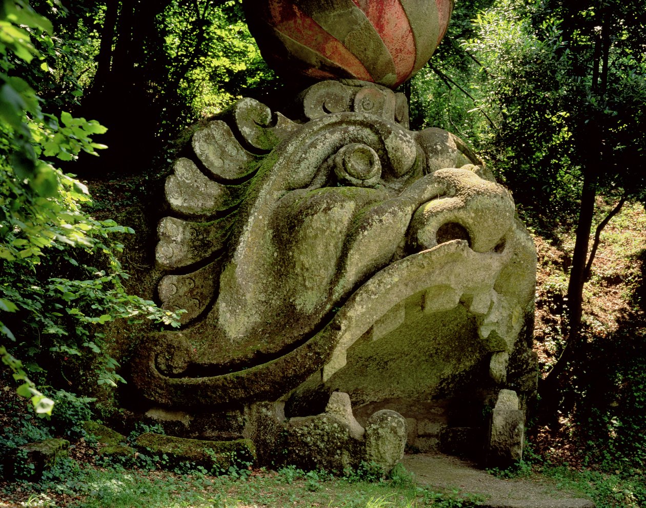 Boca de uma caverna fantástica em forma de cabeça de monstro, dos jardins do Parco dei Mostri (Parque dos Monstros) dispostos entre 1550-63 pelo Duque de Orsini, aos desenhos de Giacomo Barozzi da Vignola (pedra) (foto) de Unbekannt